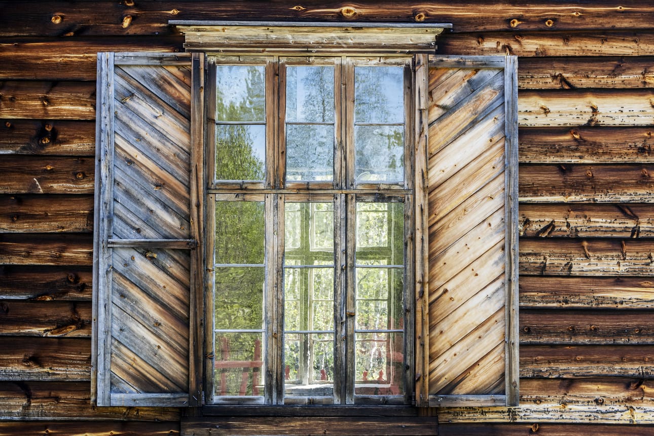 Kirkon ikkunoihin lisättiin luukut 1800-luvun puolivälin isoissa korjaustöissä.