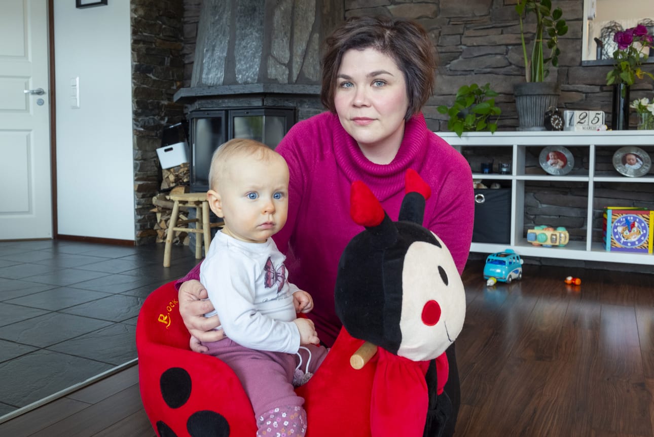 Minna Heliniemen myooma oli niin suuri, että se erottui makuuasennossa vatsanpeitteiden läpi. Kuukautisvuodot ovat normalisoituneet leikkauksen myötä. Hän on nyt kotona toisen lapsensa Netan kanssa. Kuva: Marttiina Sairanen