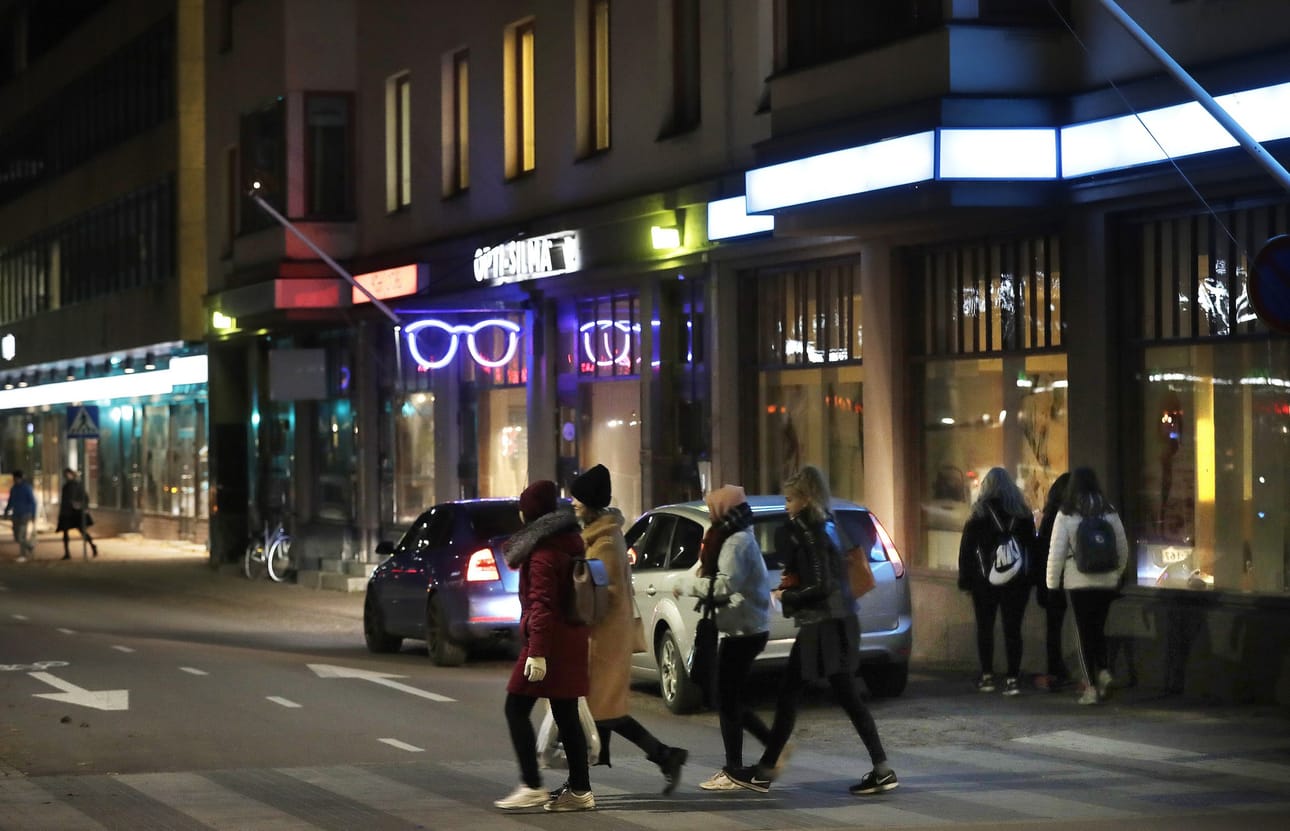 Tutkimusten valossa nykyiset nuoret viettävät mielellään aikaa perheensä kanssa sekä käyttävät entistä vähemmän alkoholia. Kuvituskuva.