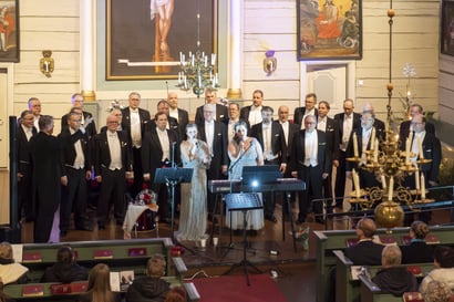 Pohjan Laulu ja Peltokurki tunnelmoivat joulukonsertissa Pudasjärven kirkossa