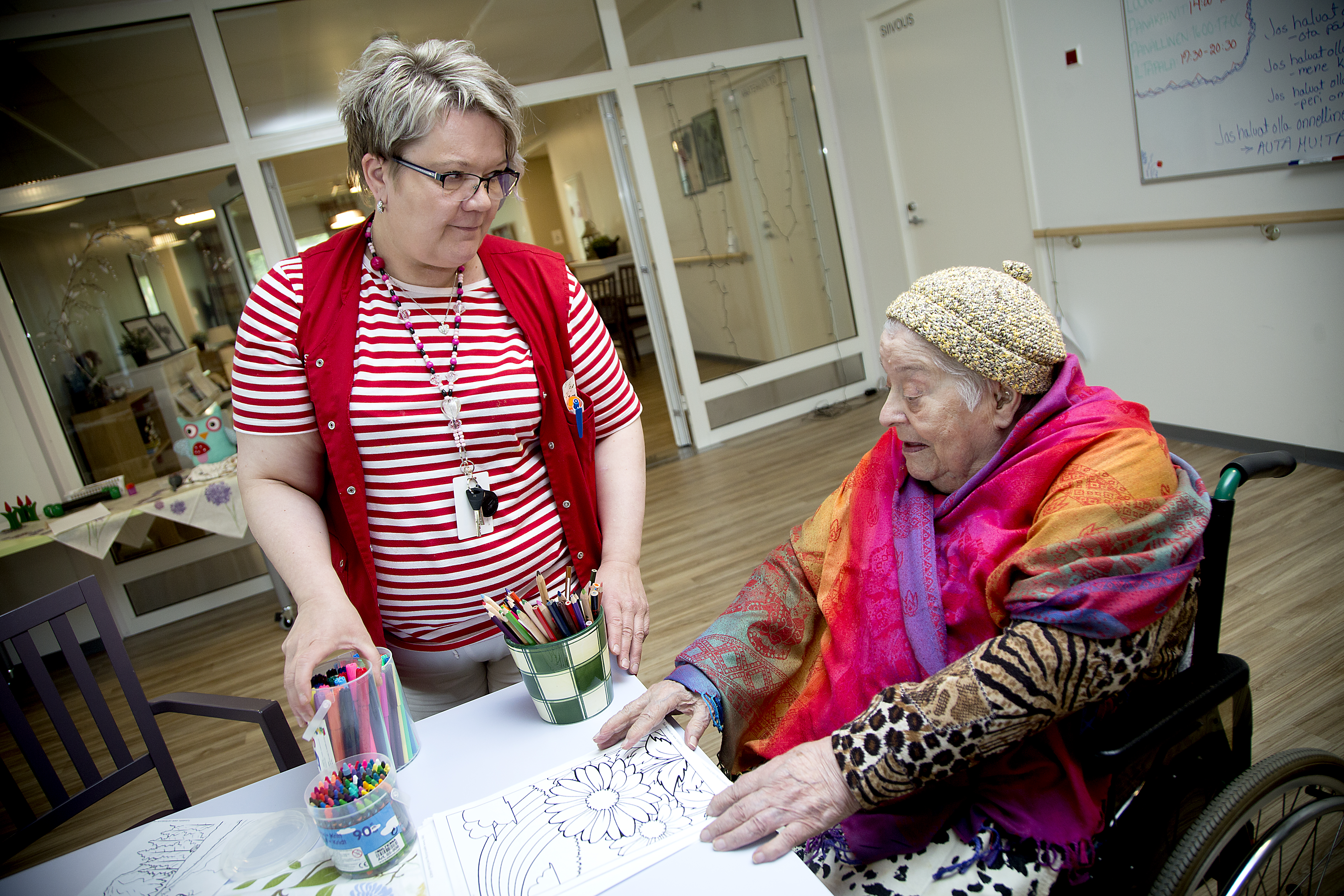 Esperi Caren hoitokodin johtaja Leila Kiuru huolehtii, että kaikki saavat hoitokodissa yksilöllistä hoitoa. Niinpä Hilma Hildén saa värittää kuvia niin paljon kuin haluaa, itse asiassa joka päivä.