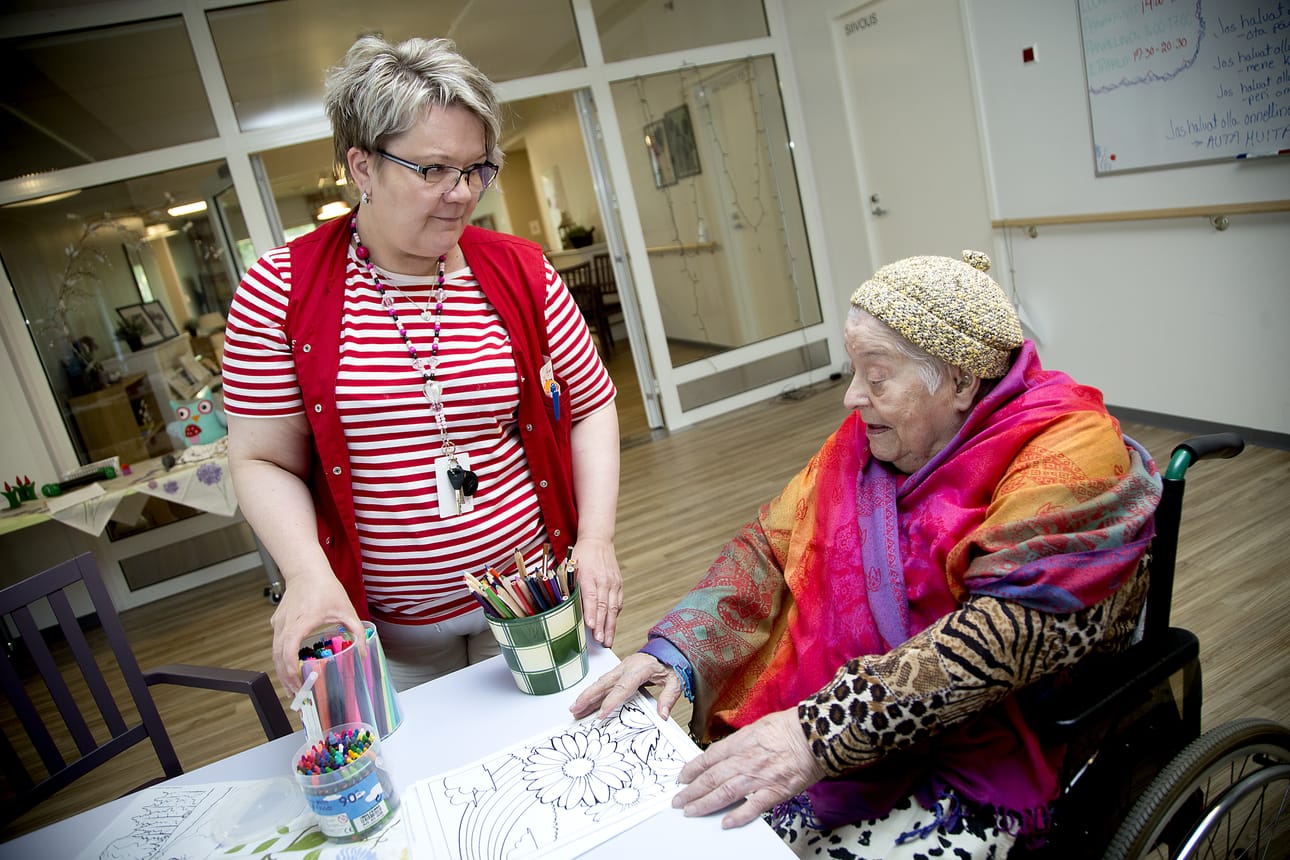Esperi Caren hoitokodin johtaja Leila Kiuru huolehtii, että kaikki saavat hoitokodissa yksilöllistä hoitoa. Niinpä Hilma Hildén saa värittää kuvia niin paljon kuin haluaa, itse asiassa joka päivä.