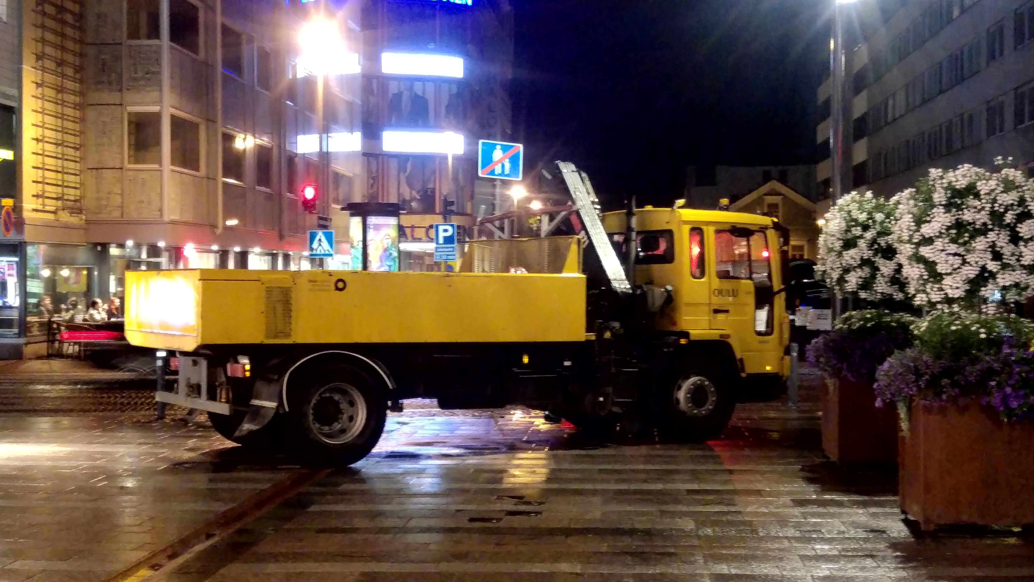 Raskaat ajoneuvot ja betoniporsaat estävät ajoliikennettä Oulun Rotuaarille.