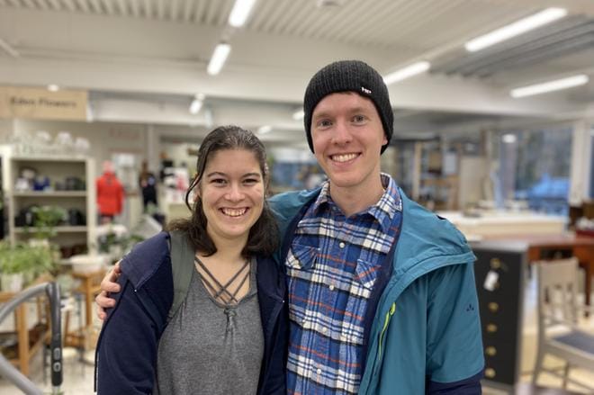 Tänä syksynä Saksasta Vaasaan muuttaneet Jenny Orozco-Möhl ja Eric Stokes löysivät Minimossenilta käytetyn pölynimurin. – Tämä on hyvä sekoitus edullista second hand -myymälää sekä kalliimpia, entisöityjä huonekaluja ja tavaroita. Tuotteet ovat lisäksi kivasti esillä, he kehuvat. Kuva: Laura Krohn