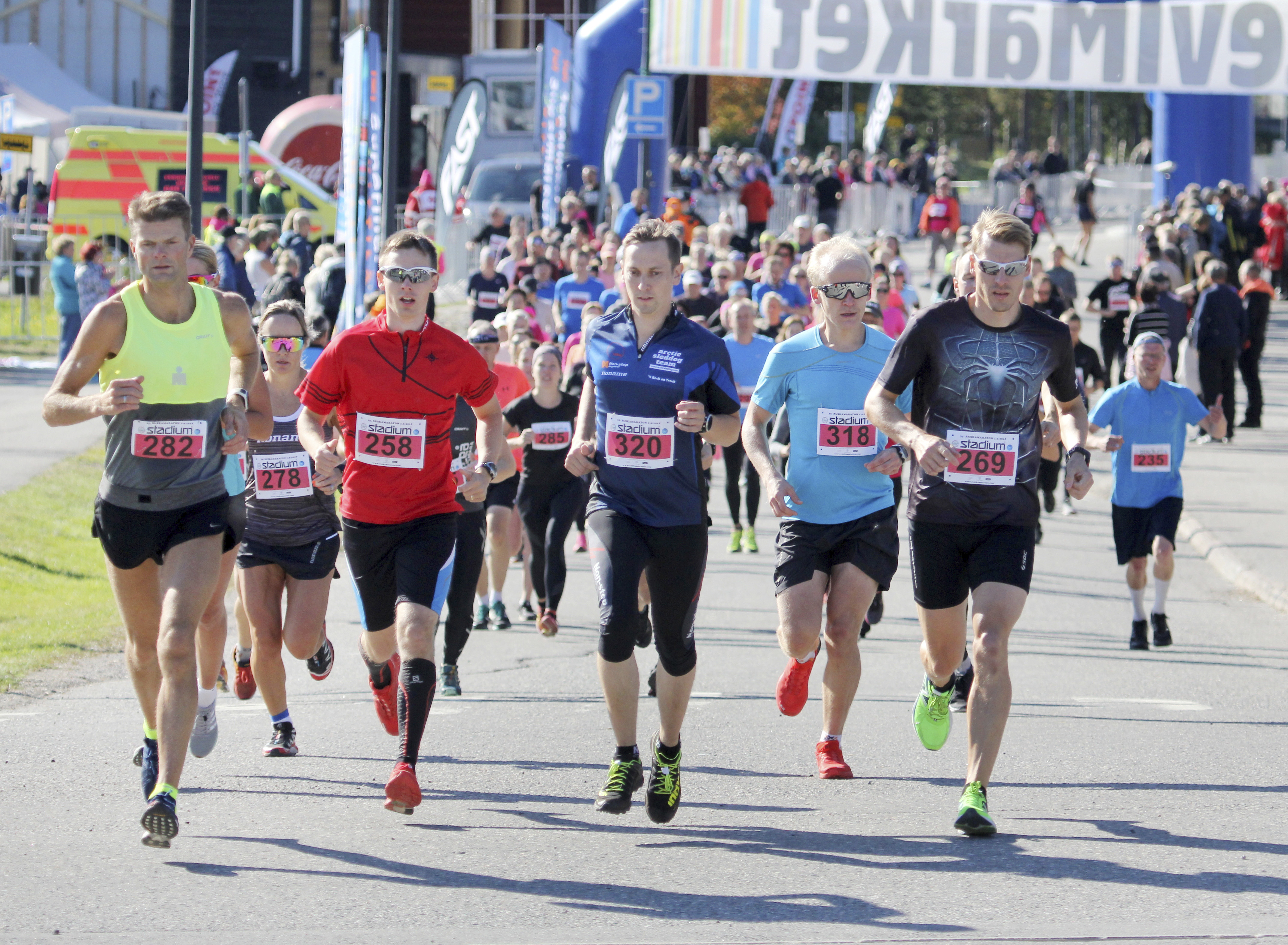 Trailrunin eli polkujuoksu lähtö Levin Ruskamaratonilla. Miesten voittaja Keijo-Pintamo Kenttälä (269), toinen Terje Sandnes (282) ja kolmas Vesa-Pekka Jurvelin (320). Riitta-Liisa Roponen (toinen vas.)