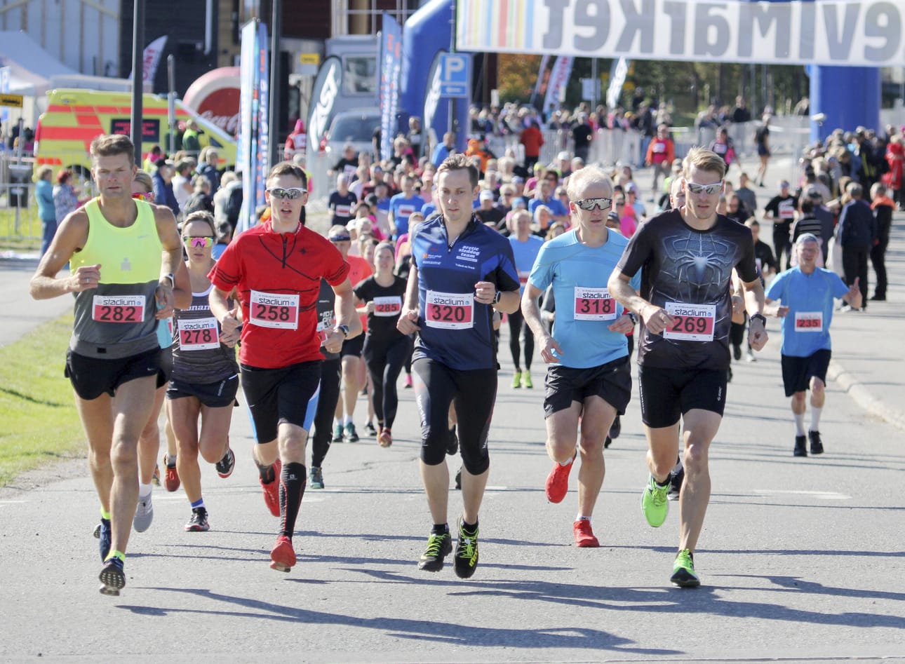 Trailrunin eli polkujuoksu lähtö Levin Ruskamaratonilla. Miesten voittaja Keijo-Pintamo Kenttälä (269), toinen Terje Sandnes (282) ja kolmas Vesa-Pekka Jurvelin (320). Riitta-Liisa Roponen (toinen vas.)