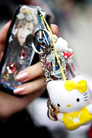 Laura Kela (vas.) ja Laura Nevanperä ottavat pukeutumiseensa vaikutteita japanilaisesta visual kei -tyylistä. "Oulussa myydään vain suomalaista Japan Pop -lehteä. Haalin nämä japanilaiset J-rock-lehdet lomamatkaltani Pariisista", Nevanperä esittelee.