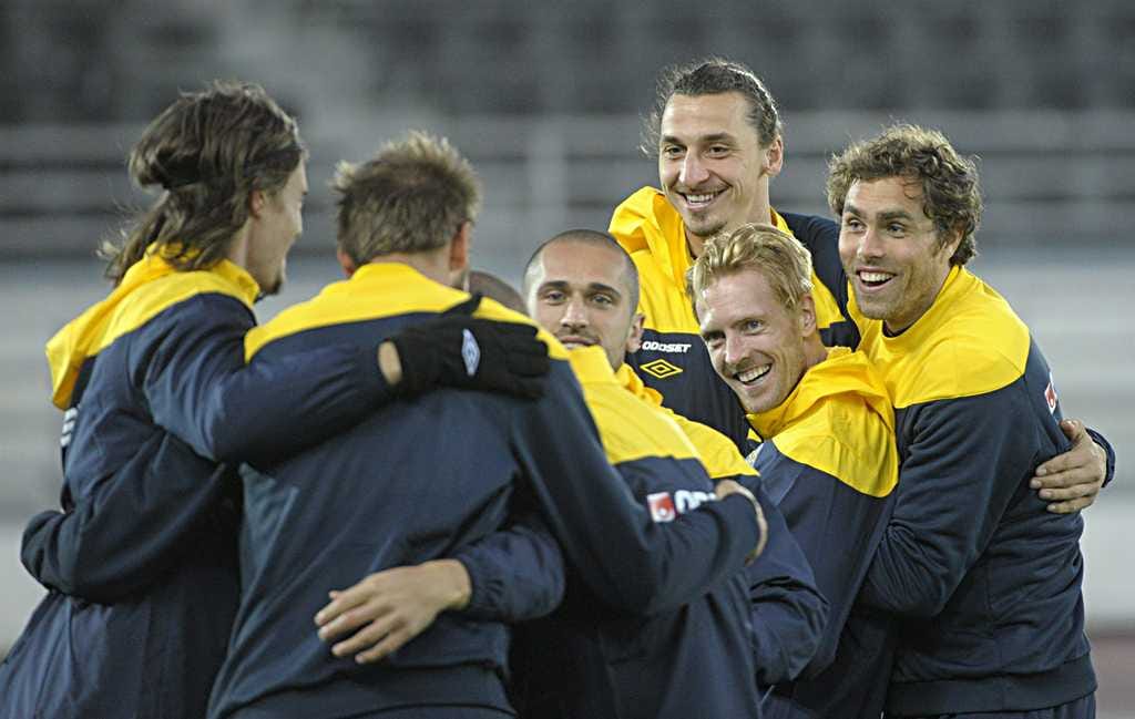 Ruotsin maajoukkue harjoitteli iloisin mielin torstaina sateisessa Helsingissä.