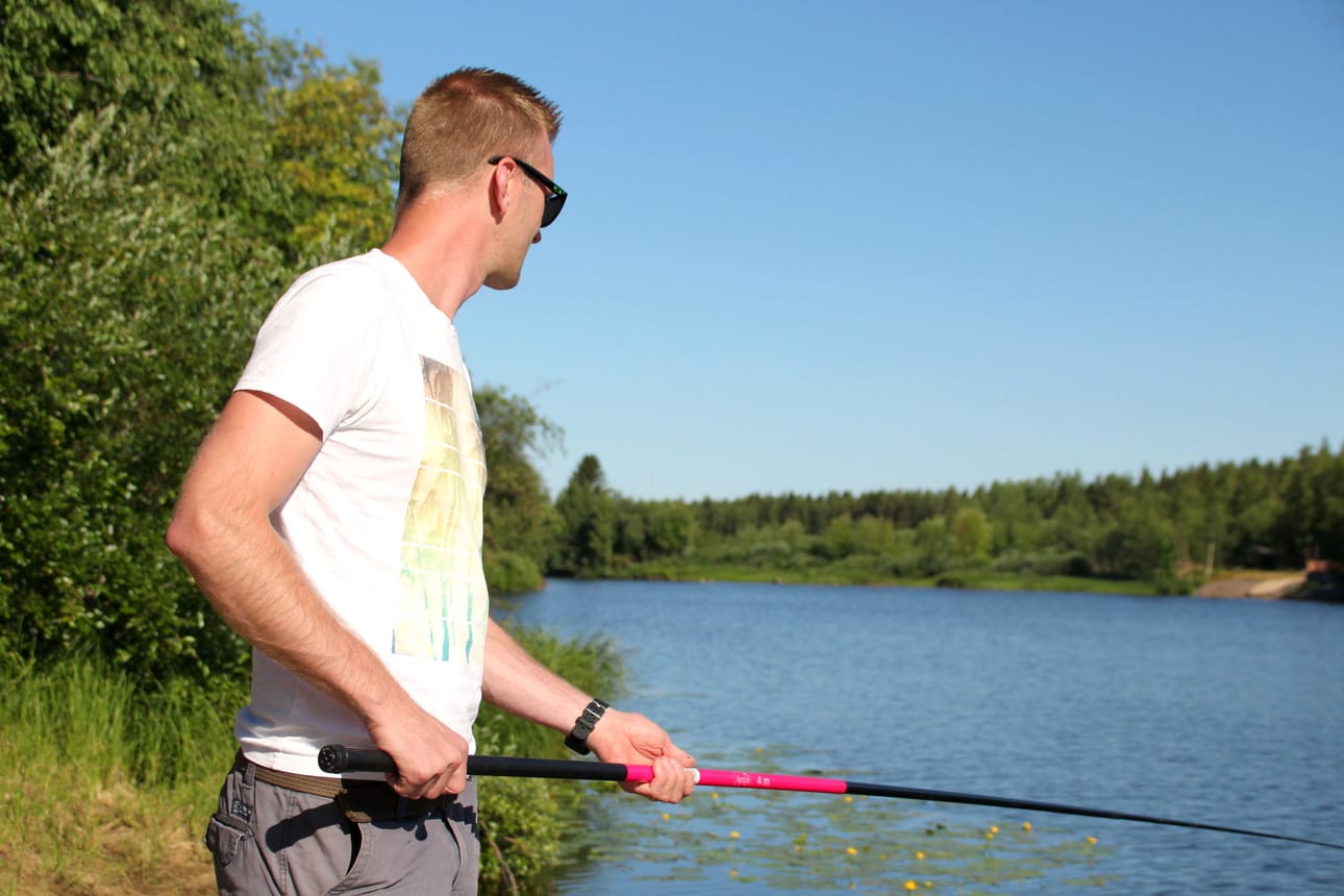 Kärkiniemen rannassa tuli helteellä onkijallekin hiki. Onneaan koettamassa Ilkka Nieminen.
