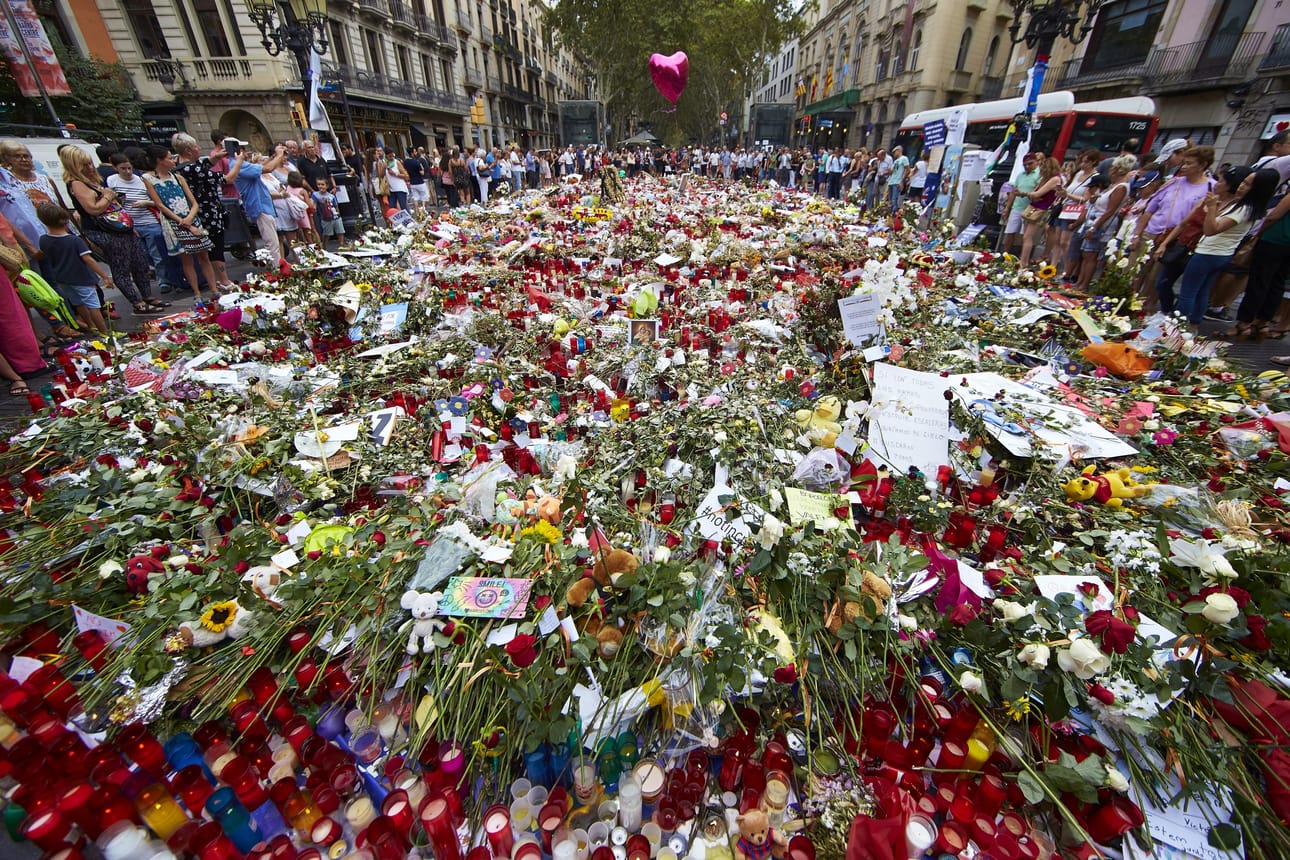Barcelonalaiset toivat kesällä kukkia vuoden 2017 terrori-iskussa kuolleiden muistoksi. Vuoden 2017 terrori-iskussa kuoli 14 ihmistä.