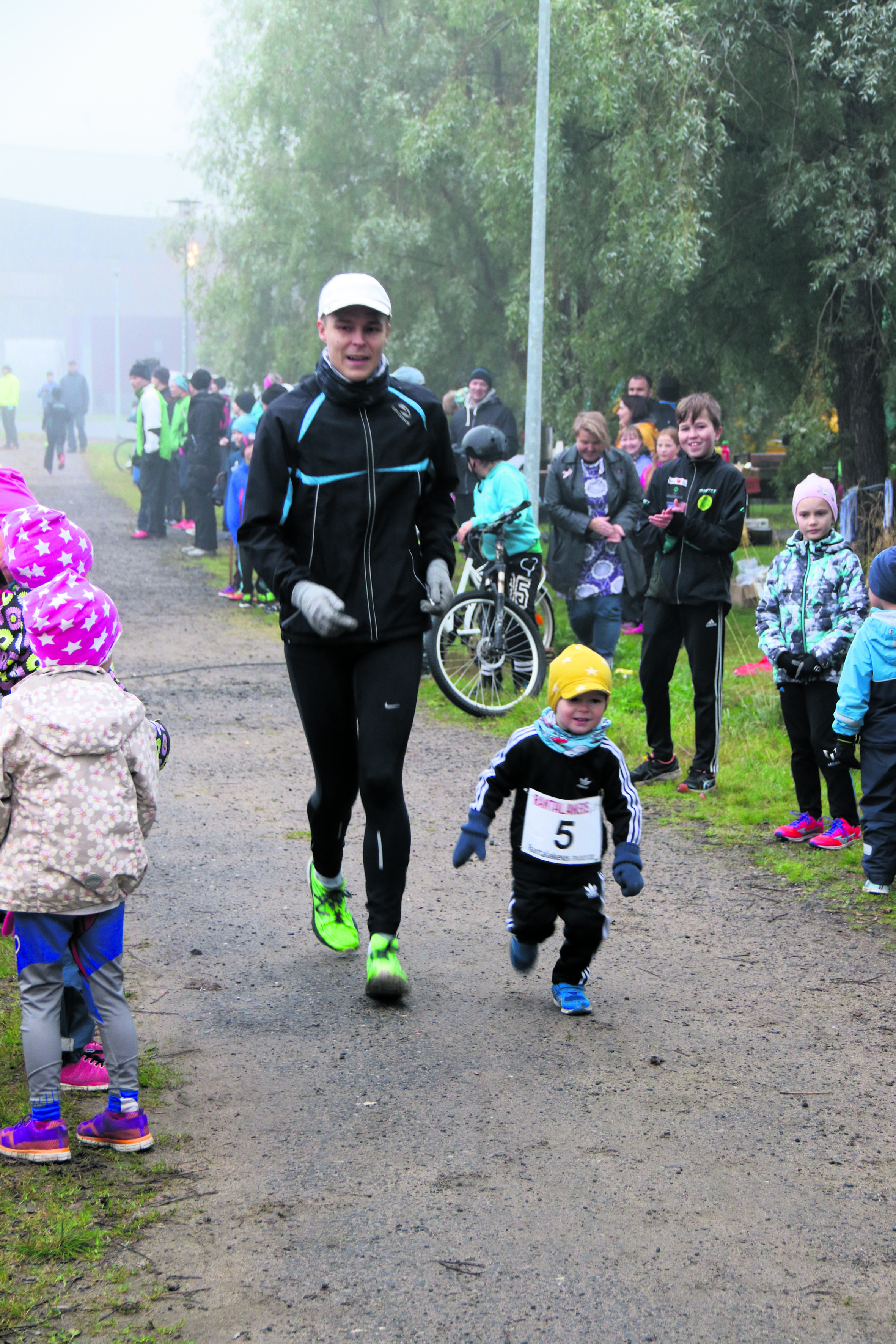 Yhdessä kohti maalia. Vanhemmat taivalsivat kisamatkan pienempien osallistujien rinnalla.