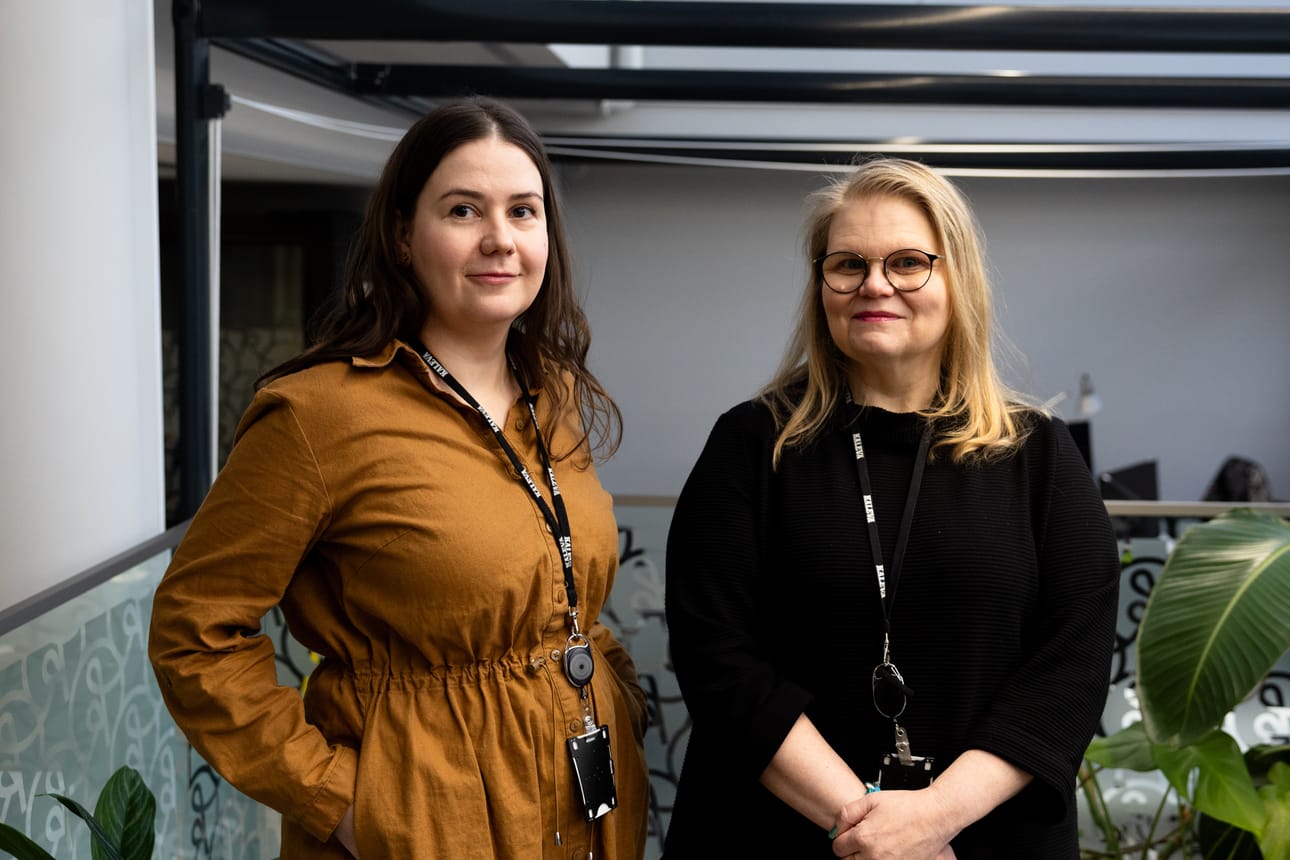 Kalevan toi­mi­ttajat Anne Lilja (vas.) ja Minna Akimo ovat ehdolla Suuren jour­na­lis­ti­pal­kin­non saa­jak­si.