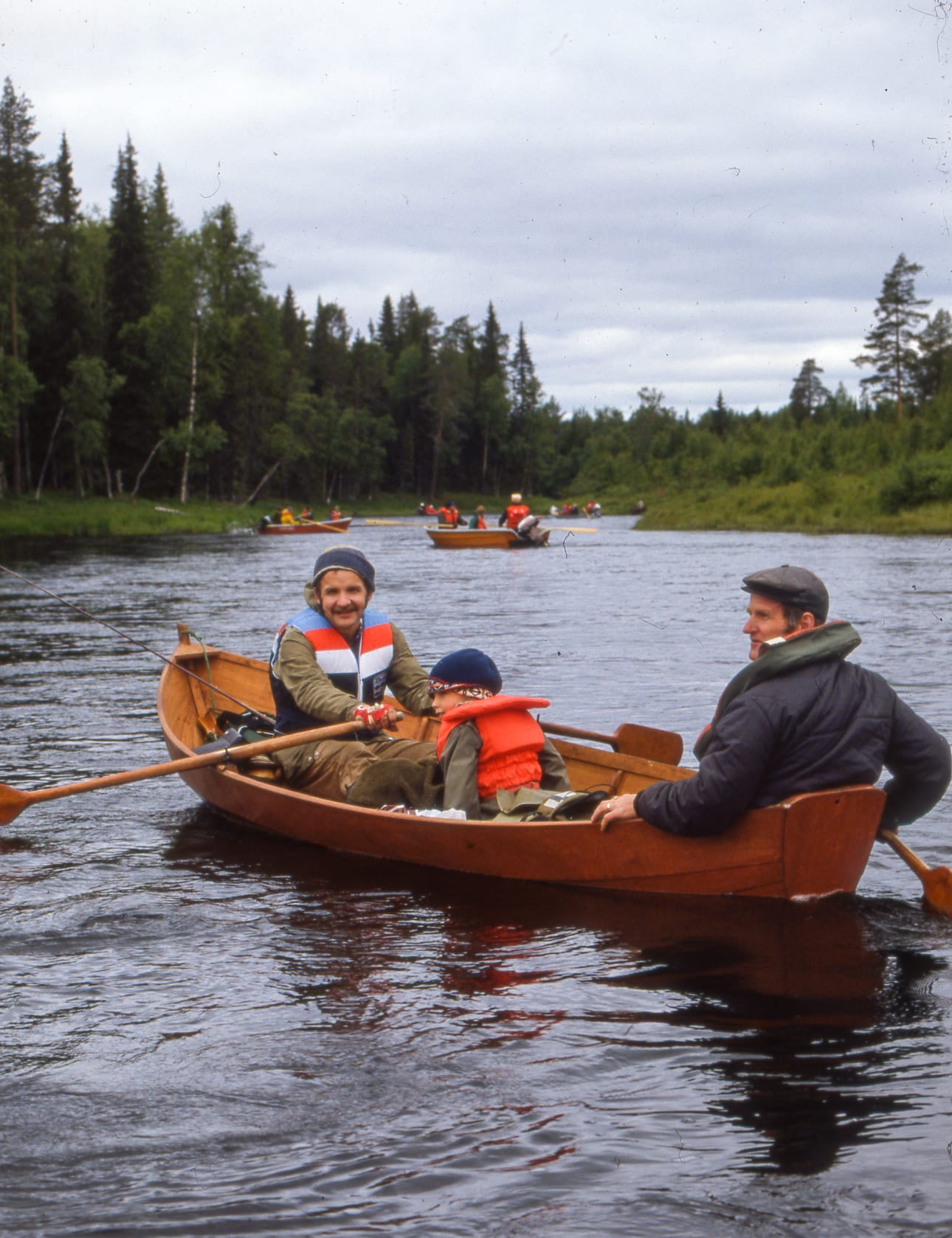 Airoissa Tiina-Marin isä Jussi Kärnä, joka on osallistunut kaikkiin Iijokisoutuihin. Kuva on toisesta Iijokisoudusta vuodelta 1984, ja veneen kyydissä istui Tiina-Marin isoveli.