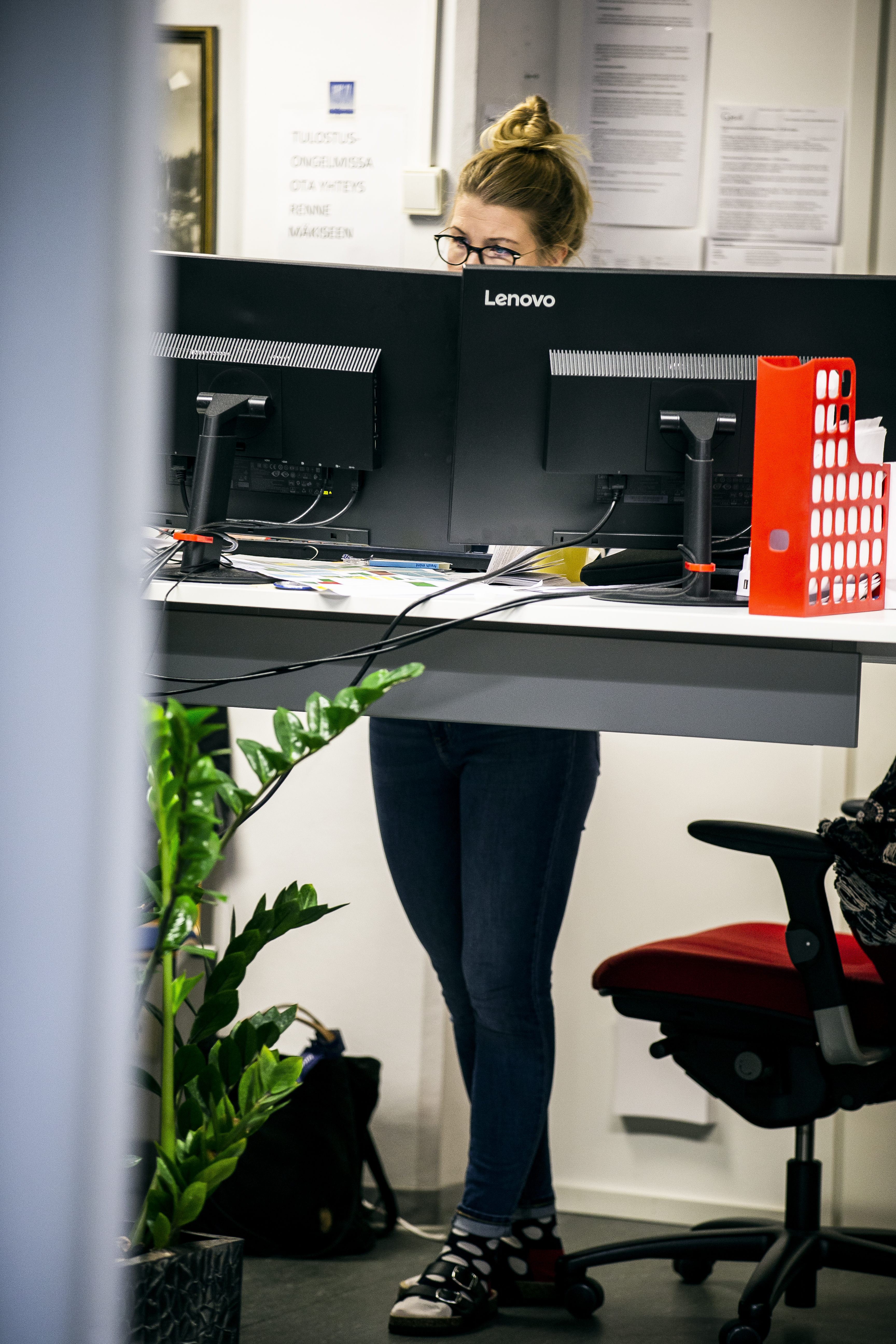 Toimituksen ja ilmoituskonttorin käytössä on sähköiset työpöydät. Aina ei tarvitse istua.