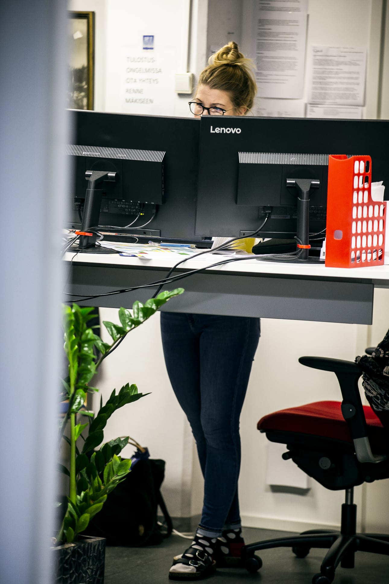 Toimituksen ja ilmoituskonttorin käytössä on sähköiset työpöydät. Aina ei tarvitse istua.