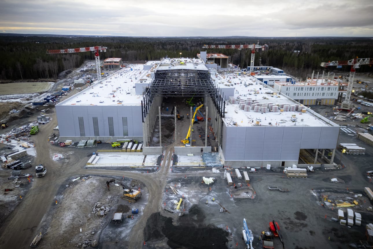 Kuvassa on Hitachin rakenteilla oleva tehdasrakennus, joka valmistuu Mustasaren Vikbyhyn. Sen ympäristöön nousee teollisuusalue, johon on kaavoitettu 11 teollisuustonttia.