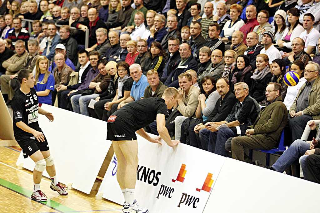 Oulun liigahistorian ensimmäinen paikallisottelu reilu vuosi sitten veti urheilutalon lehterit täyteen katsojia. Sun Volleyn ja Ettan voitot ovat neljän ottelun jälkeen tasan 22.