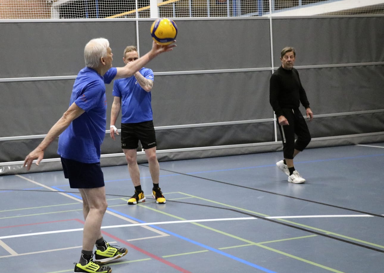 Unto Turpeinen oli helmikuun alussa mukana SM-lentopalloturnauksessa, josta tuli mitalikaappiin hopeinen mitali Terva-Lentis -porukan kanssa. Viikkoharjoitukset hän pelaa Haapaveden liikuntahallilla yhdessä tutun miesporukan kanssa.