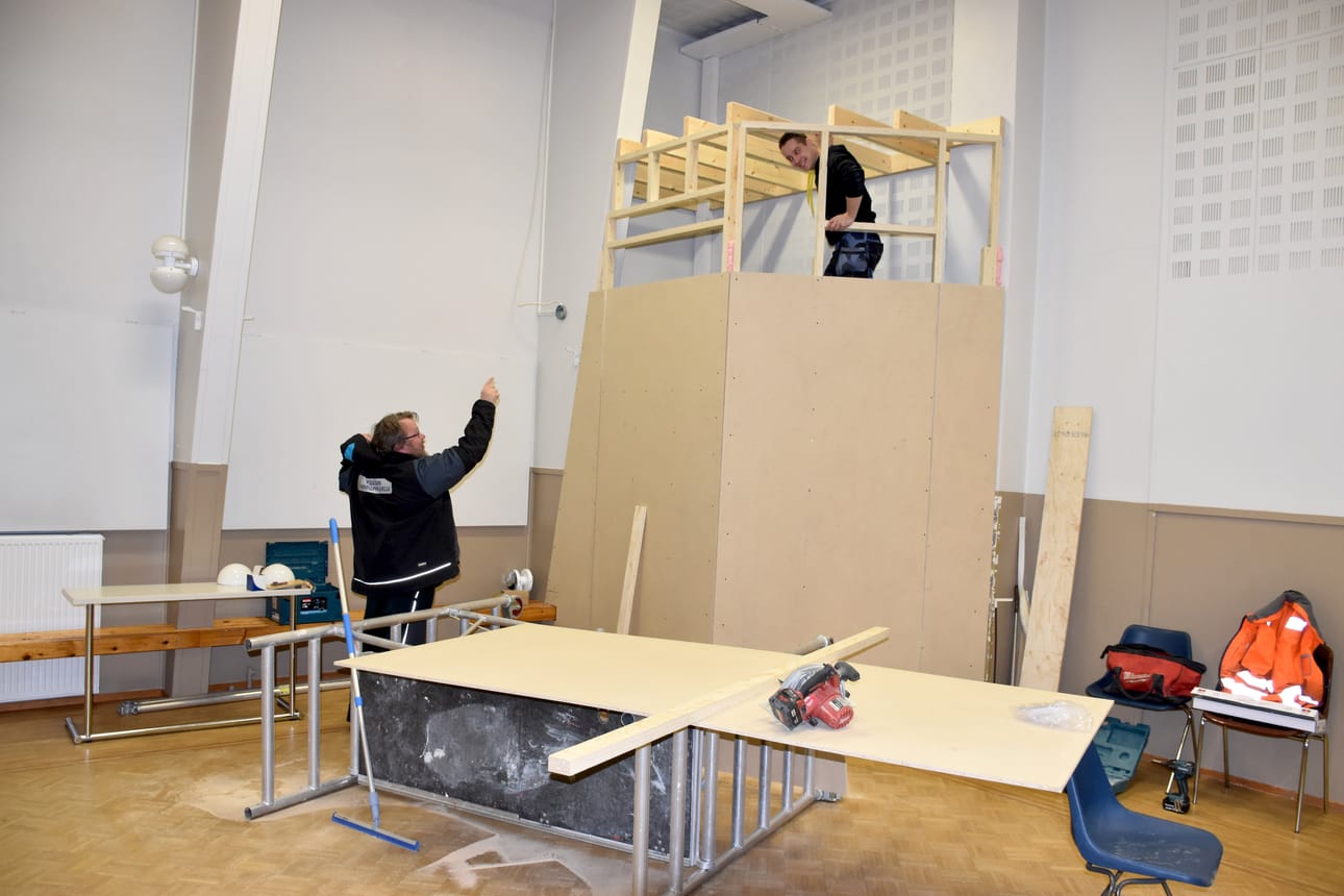 Vapaa-aikatalo Pyrinnölle teatteritoimintaa varten tuleva äänimiehen tekniikka- ja valotila valmistuu parin viikon sisällä. Tilaa rakentava Mikko Laatikainen ja Pomppa -teatterin puheenjohtaja Pertti Udd toteavat rakentamisen edenneen aikataulussaan.