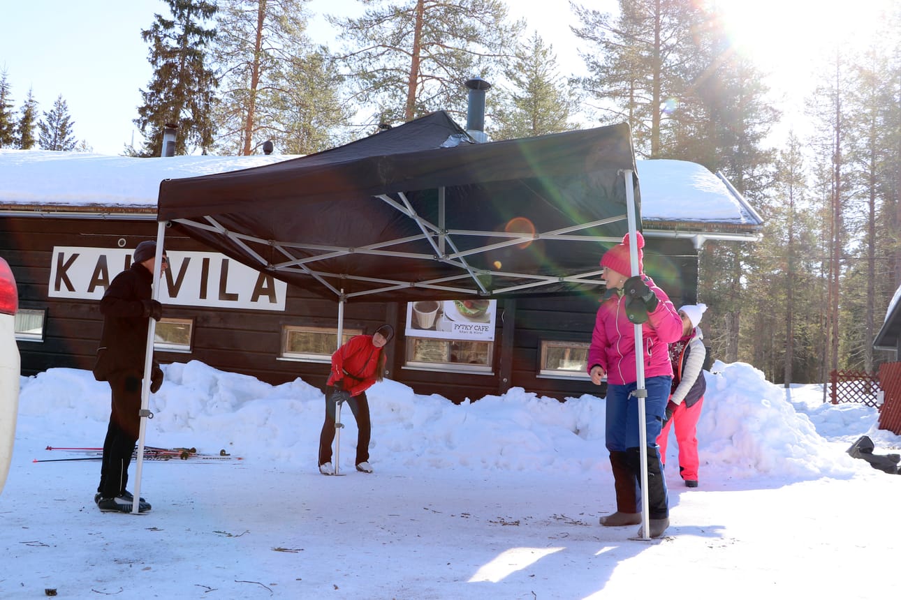 Pyky cafén toimintaa jatketaan take away -palvelulla, jossa syötävää ja juotavaa voi ostaa katoksesta. Mari Kälkäjä ja Kirsi Hanhela pystyttämässä katosta.