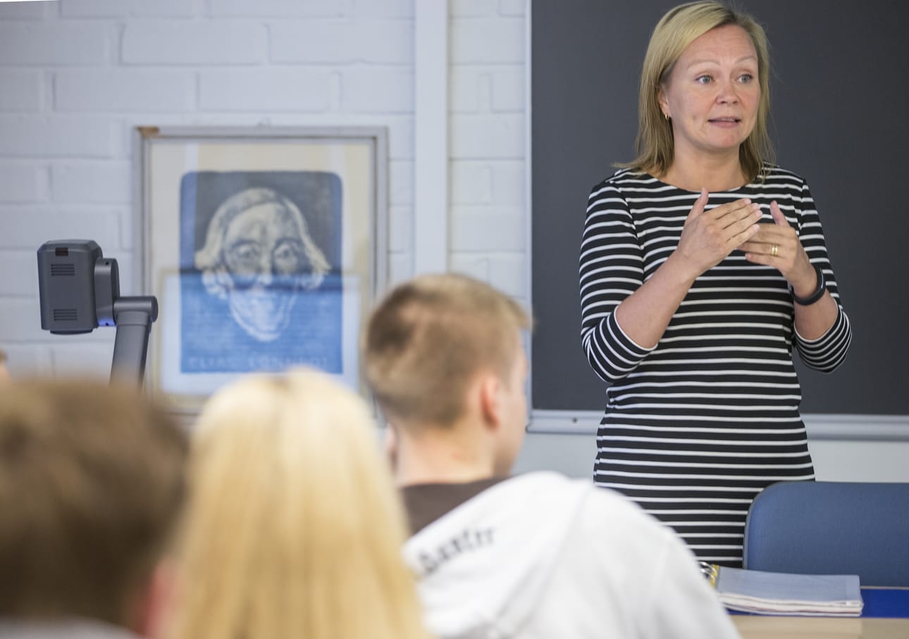 Hanna Naalisvaara preppaa oppilaitaan tulevaan tekstitaidon kokeeseen. Aiheina ovat argumentointi ja retoriset keinot.