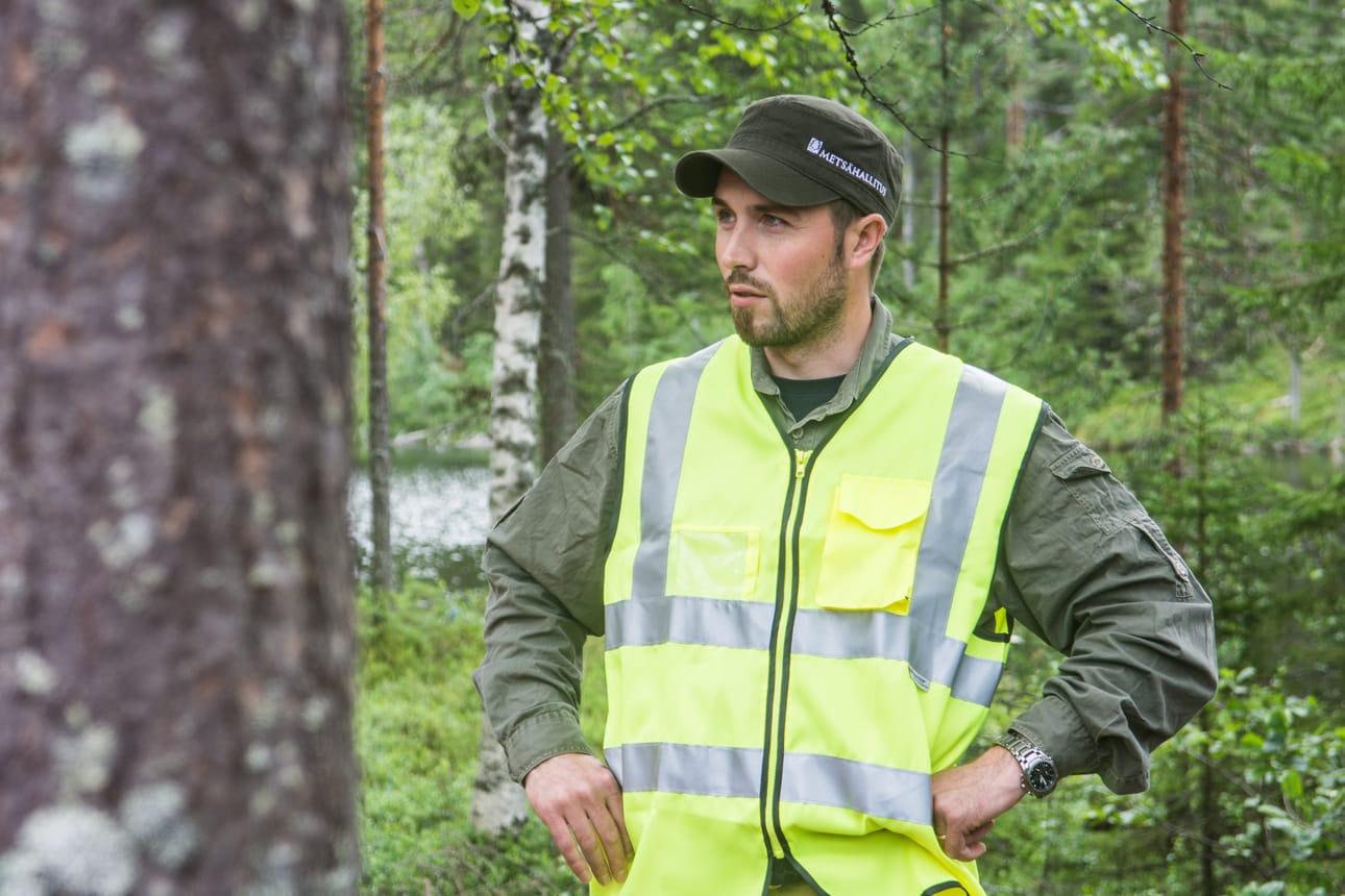 Hossassa saattaa törmätä vaikka Metsähallituksen Erkka Pitkäseen. Arkistokuva viime kesältä.
