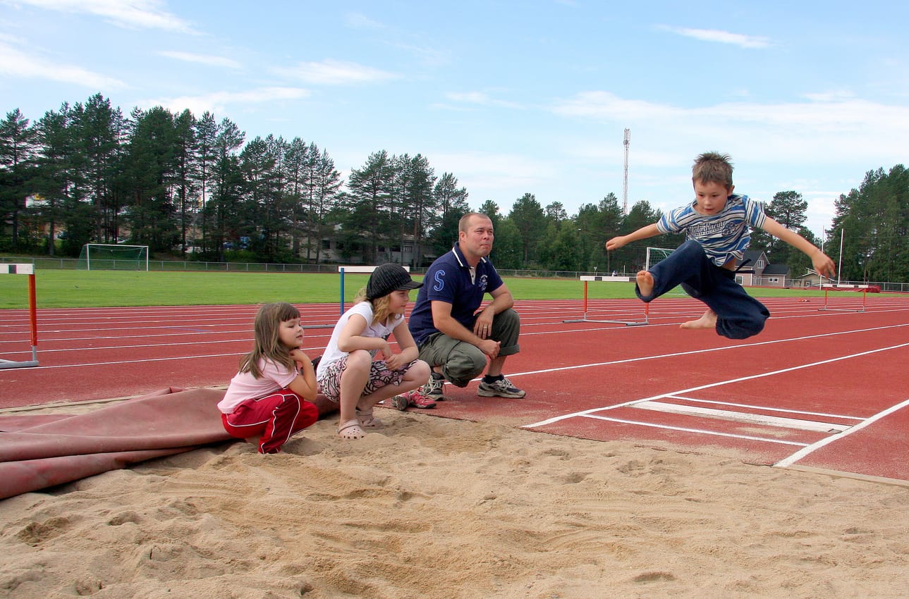 Posion kenttä on myös mökkiläisten käytössä. Eilen keskiviikkona viimeistä lomapäiväänsä Posion mökillä viettäneen Lintulan perheen isä Sami Lintula oli lapsiensa Veeran, Aten ja Oonan kanssa hyppäämässä pituutta ja korkeutta. Kuvassa Atte näyttää mallia pituushypyssä.