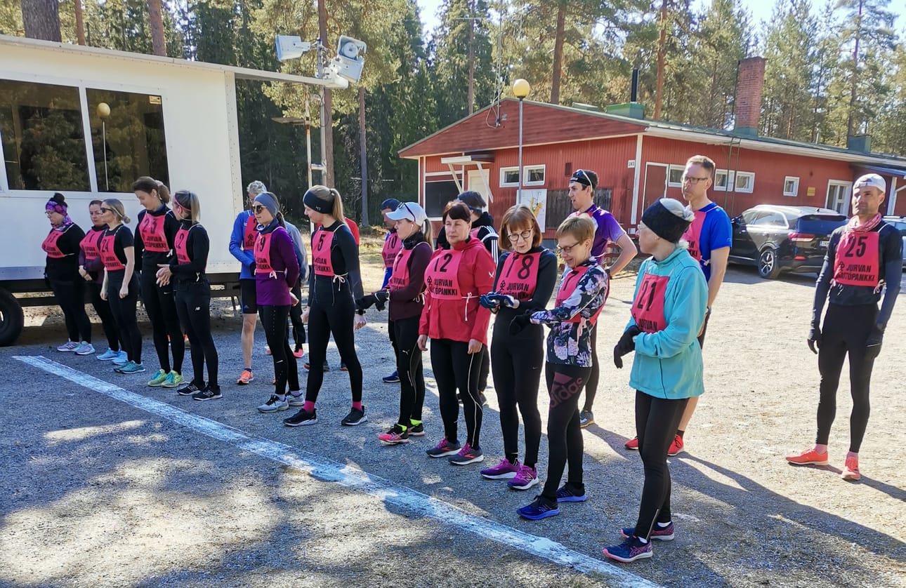Tainusjärven kauniisiin maisemiin oli lähdössä viime lauantaina hyvän kokoinen naisjoukko hölökkäämään.