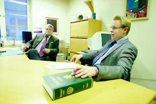 Lakimiehet . Jorma Heinon toimiston asiakkaina on yhä useammin perintöasioitaan pohtivia ihmisiä. "Asioita kannattaa järjestellä elinaikanaan, kun niihin voi itse vaikuttaa", asianajaja Jorma Heino (vas.) ja varatuomari Vesa Hannonen vakuuttavat.