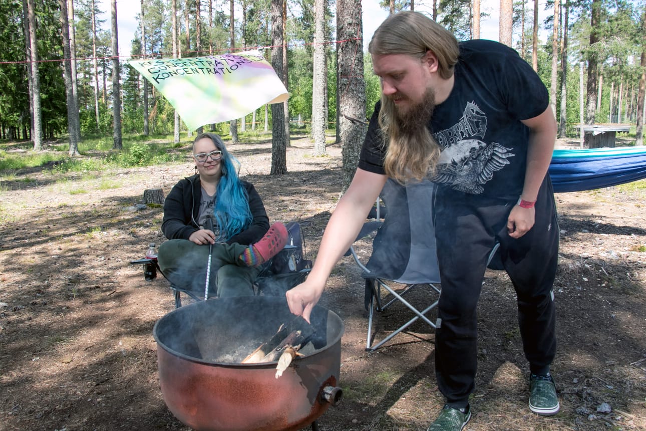 Tamperelainen Teemu koetti saada grilliä syttymään Nummirockin telttailualueella maanantaina. Marika Miettinen seurasi taustalla homman onnistumista.