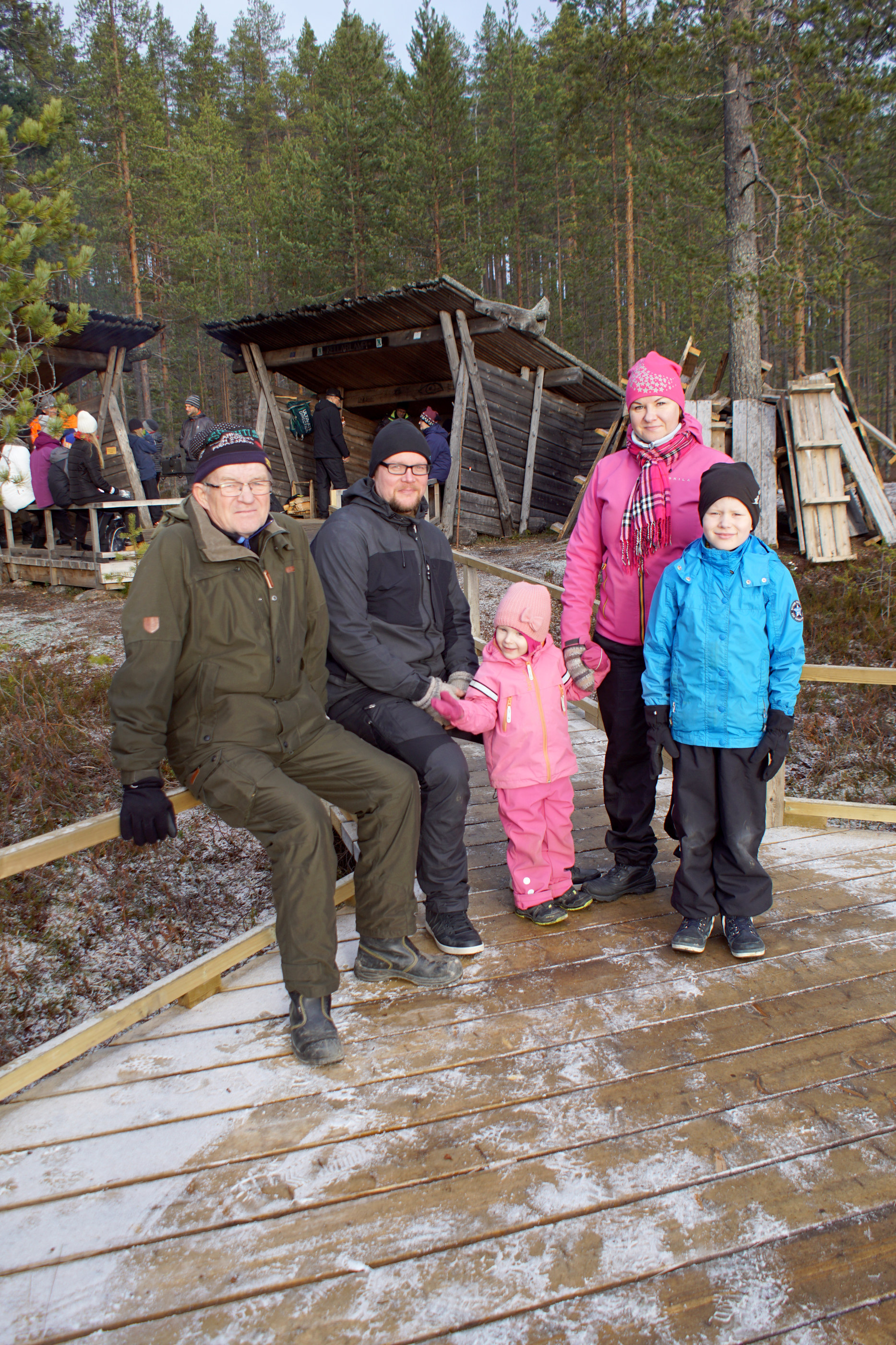 Laituri ja polku on näköjään uusittu, totesivat Pekka ja Leena Laakkonen sekä Henry, Iida ja Viljami Kokko Kellarilammella pistäytyessään.