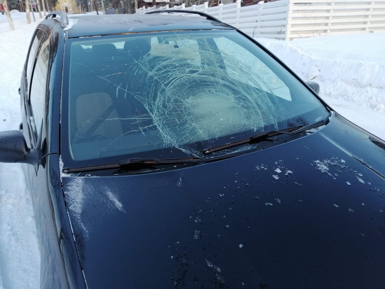 Ouluntullin sillalta heitetty jääkalikka teki rajua jälkeä Anna Ristolaisen auton tuulilasille.