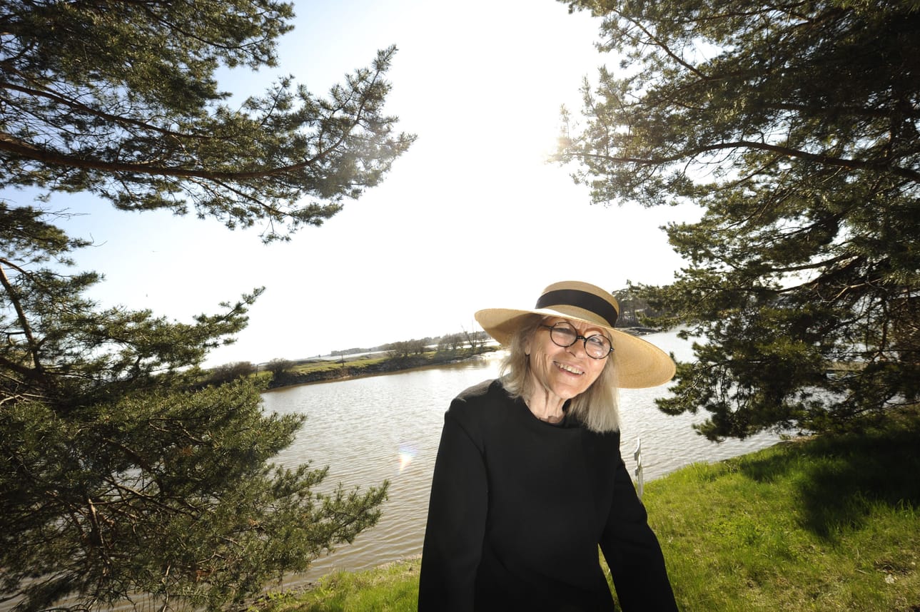 Vuokko Nurmesniemi kuvattiin Kulosaaren kodissaan toukokuussa 2009.