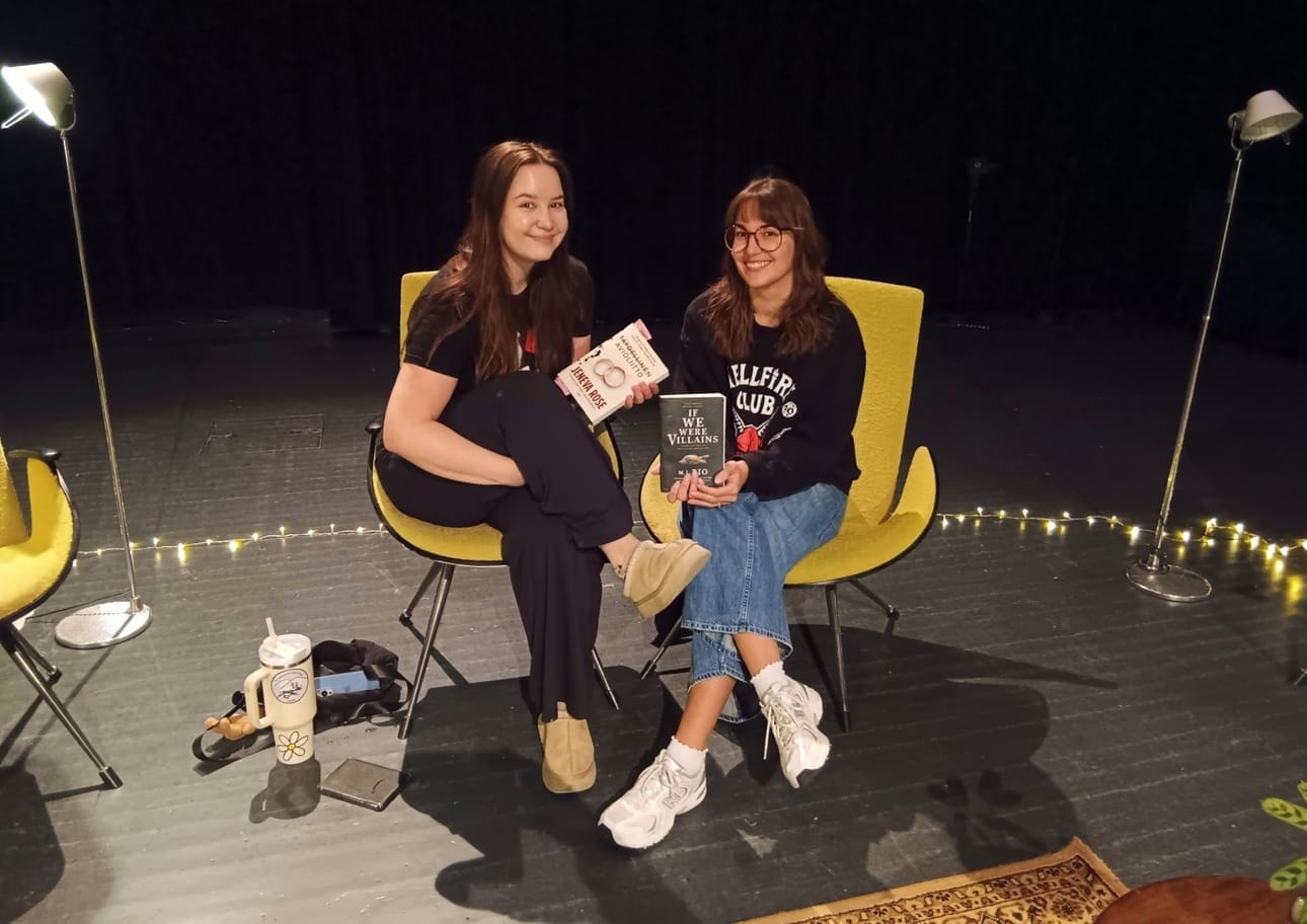 Vaasalaiset Milla Laiteenmäki ja Silja Ahola ovat jo hiljaisten lukupiirien konkareita. He aloittivat Silent Book Clubilaisina viime keväänä Vähänkyrön kirjastossa, ja tulivat kokeilemaan samanlaista kirjapiiriä pääkirjaston Draama-saliin.
