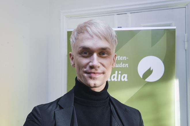 Näyttelijä Christoffer Strandberg päättää tänä vuonna, kuka saa lasten ja nuortenkirjallisuuden Finlandia-palkinnon. KUVA: KIMMO BRANDT