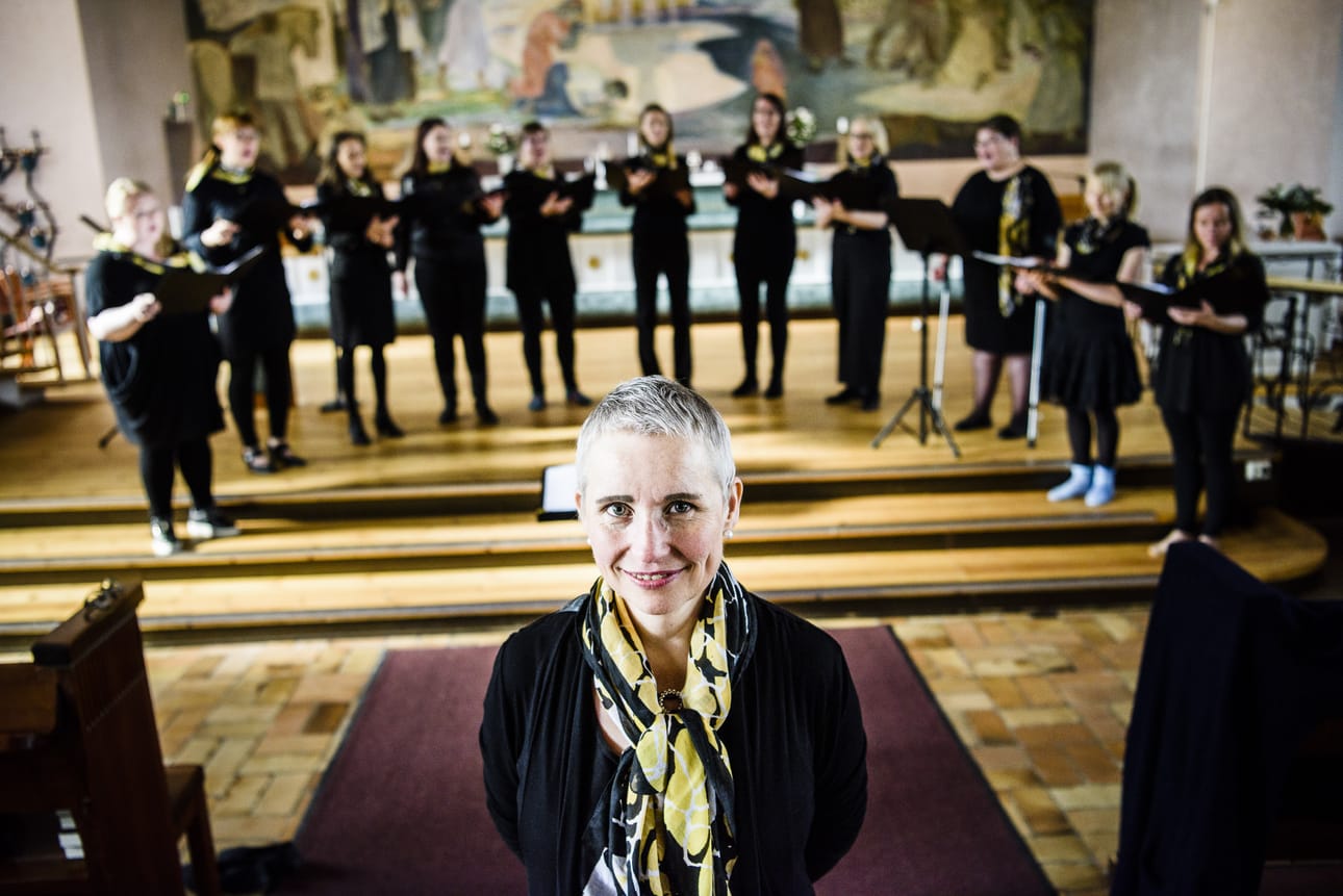 Sari Alakulppi on harjoituttanut lauluyhtye Laudia, joka konsertoi yhdessä kokkolalaisen Kuura-kvartetin kanssa. Konsertti pidetään Alakulpin työpaikalla Rovaniemen kirkossa.