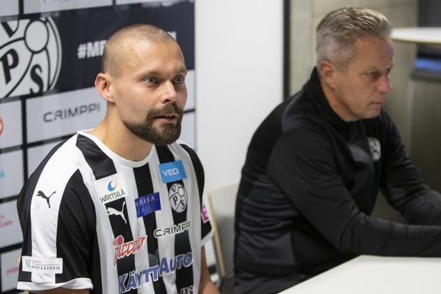 Jesper Engström pukeutuu kahden vuoden tauon jälkeen mustavalkoiseen. KUVA: JARNO PELLINEN