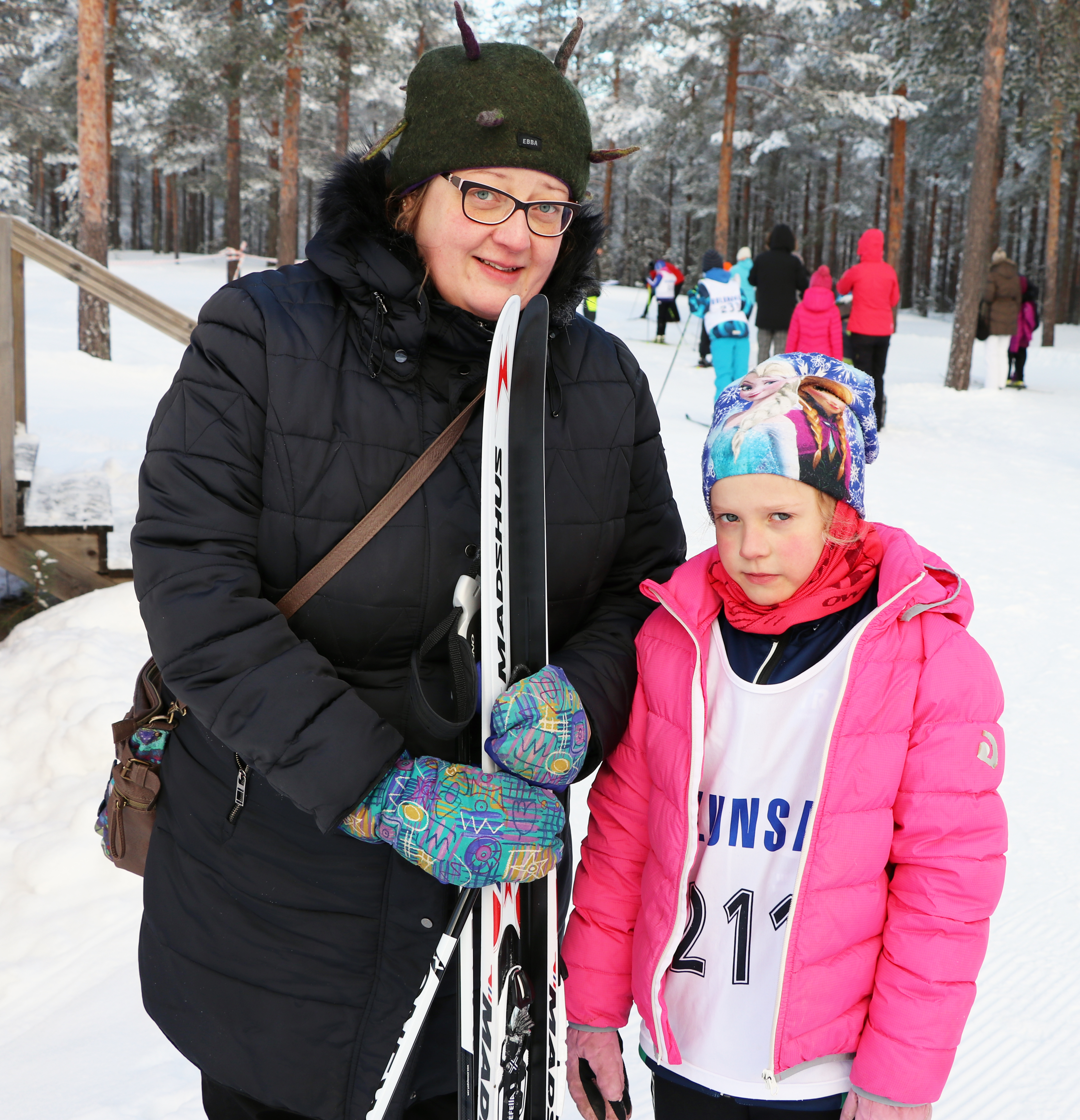 Eevi Juka hiihti alle 8-vuotiaiden sarjassa. Laitasaaren Vetoa edustava Eevin huoltojoukoissa on äiti Mirja Lehisto.