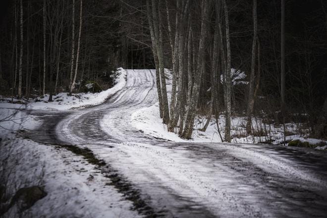 Liikennöitsijöiden mukaan teiden kunnossapidon taso romahtaa, kun mennään valtateiden ulkopuolelle. ARKISTOKUVA: JARNO PELLINEN