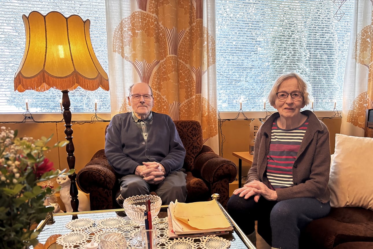 Juhani ja Pirjo Viita-aho saivat palata normaaliin arkeen, kun pitkä sähkökatko päättyi neljän vuorokauden kuluttua. Pirjo totesikin, että enää ei tarvitse sisällä istua pipo päässä.