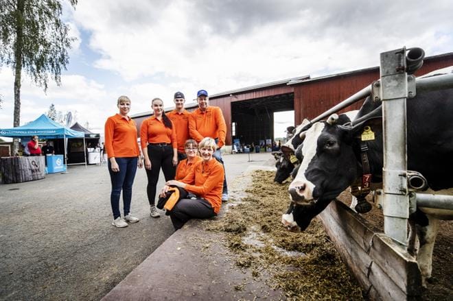 Yli-Savusen tilalla on käytössä lypsyrobotti, joka Sanna ja Marko Savusen mukaan joustoa työaikoihin. Kuvassa Silja Mäkynen (vas.), Johanna Savunen, Mikko Savunen, Marko Savunen, Sonja Mäkynen (alh. vas.) ja Sanna Savunen. KUVA: KRISTA LUOMA