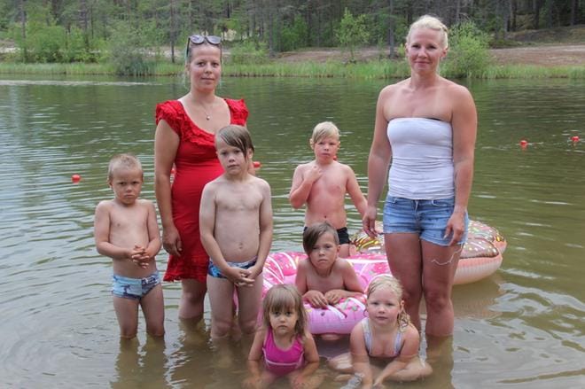 Jonna Hurrila ja Nanna Hautamäki kiittelivät Ekolan kuopan matalaa lapsille rajattua rantaa. KUVAT: AKSELI KANGAS