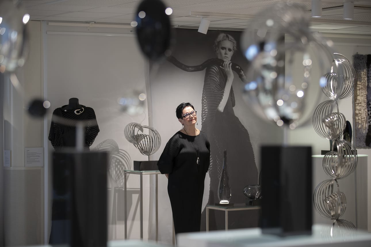 Ritva-Liisa Pohjalainen pitää taiteilijatapaamisia kolmessa eri kohteessa. Kello 17.30 Tapahtumatalo Raahen toisessa kerroksessa, 19 Raahen kaupunginkirjastolla ja kello 20.30 Soveliuksen talolla.