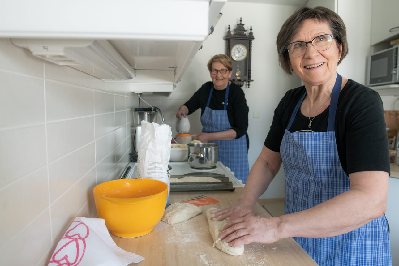 – Kuusamon Martat yhdistyksenä on lopettanut toimintansa. Olemme järjestäneet sääntöjen mukaan vaaditut kaksi lopettamiskokousta, kaksi viimeisintä vuotta yhdistyksen puheenjohtajana toiminut Aune Helin kertoo (etualalla). Arkistokuvassa Helin ja takana Saara Leinonen.