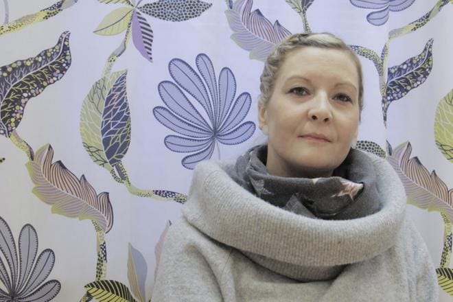 Vs. sivistysjohtaja Anna Törnroos sanoo, että suomenkielisten koululaisten jääminen pakkaseen joulujuhlapäivänä johtui ruotsinkielisen yläkoulun rehtorin inhimillisestä virheestä. – Se oli työtapaturma, ja hän on pyytänyt anteeksi. KUVA: ANNE LAURILA