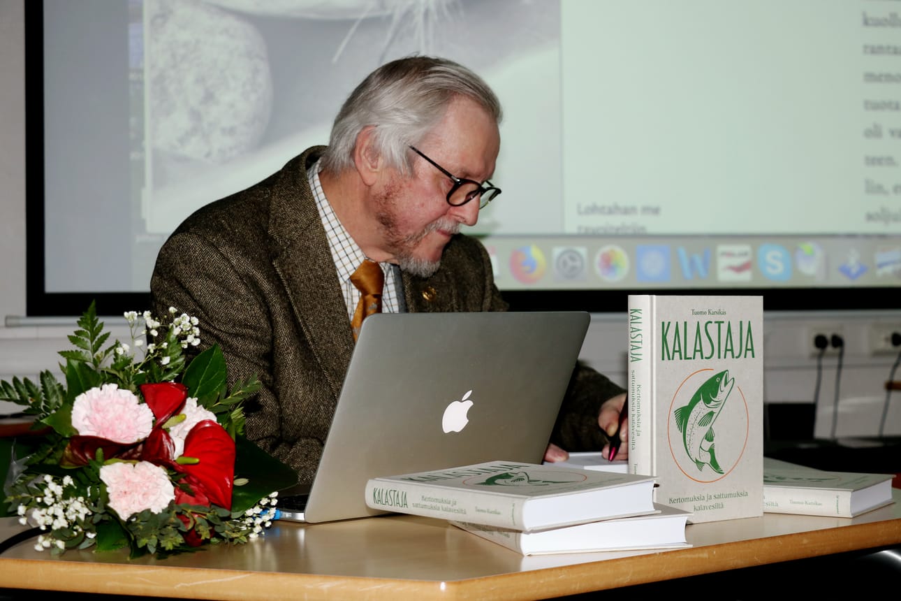 Tuomo Karsikkaan käsien kautta kulkeneet kalasaaliit ovat ikuistuneet mielikuviksi ja muistijäljiksi ”pään kovalevylle”, kuten hän itse asian ilmaisee. Vuosikymmenien aikana Karsikas on pitänyt myös kalastuspäiväkirjaa. Nyt kannuslainen kirjailija on tehnyt niistä teoksen, Kalastaja. Tarinoina ovat eri puolilla Suomea ja Norjaan koetut kalastushetket ja kohtaamiset toisten kalastajien kanssa.