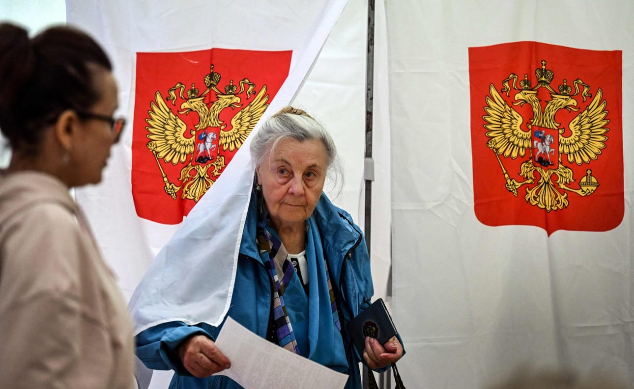 Venäjän aluevaalit jatkuvat viikon ajan. Kuva äänestyspaikalta Moskovasta. LEHTIKUVA/AFP