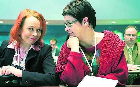 SDP:n puheenjohtaja Eero Heinäluoma törmäsi toimittajiin aina kun poistui Oulun yliopiston juhlasalista, joka on puoluevaltuuston kokousnäyttämönä.