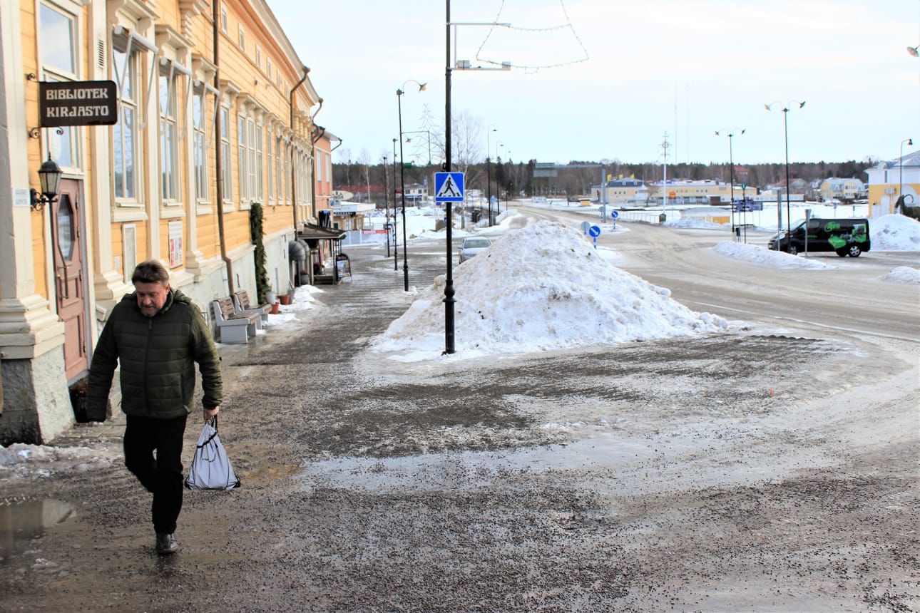 Koronatilanteen ennustetaan pahenevan. Kristiinan torilla oli keskiviikkona aamupäivällä hiljaista.
