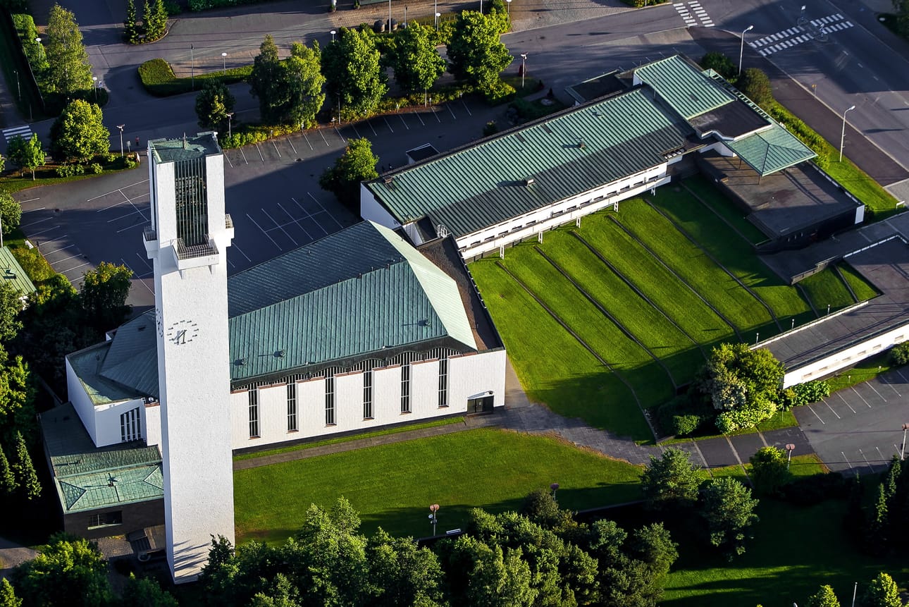 Seinäjoen seurakuntakeskuksen lähes kaksi vuotta kestänyt peruskorjaus on saatu valmiiksi. Seuraavana vuorossa ovat Lakeuden Ristin kirkkorakennus sekä kellotorni. Arkistokuva.